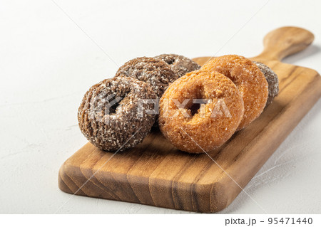 チョッピングボードに盛り付けされたドーナツの写真素材 [95471440