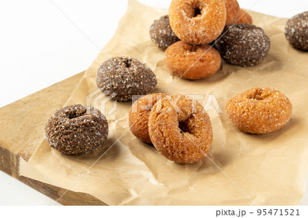 カッティングボードにのったドーナツ カッティングボードにのったドーナツ 95471521