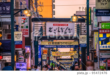 日本の東京都市景観 夕焼けに映える戸越銀座商店街。コロナ禍前のような賑わい=10月20日 日本の東京都市景観 夕焼けに映える戸越銀座商店街。コロナ禍前のような賑わい=10月20日 95472476