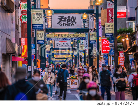 日本の東京都市景観 夕焼けに映える戸越銀座商店街。コロナ禍前のような賑わい＝10月20日 95472477