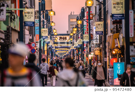 日本の東京都市景観 夕焼けに映える戸越銀座商店街。コロナ禍前のような賑わい＝10月20日 95472480