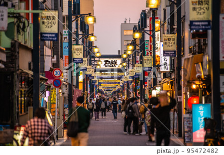 日本の東京都市景観 夕焼けに映える戸越銀座商店街。コロナ禍前のような賑わい=10月20日 日本の東京都市景観 夕焼けに映える戸越銀座商店街。コロナ禍前のような賑わい=10月20日 95472482