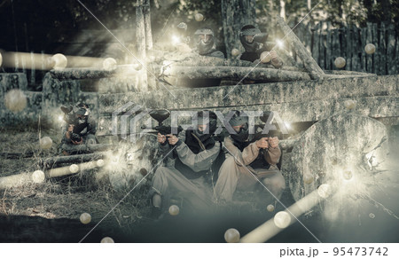 Team eliminating opponents on paintball field 95473742