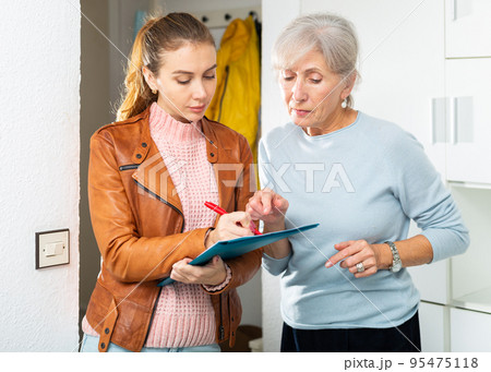 Older woman answering questions of female interviewer at home 95475118