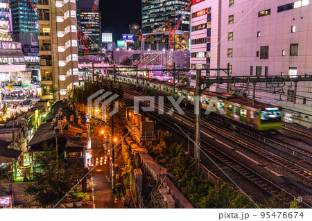 日本の東京都市景観 渋谷駅や山手線、のんべい横丁などを望む＝10月20日 95476674