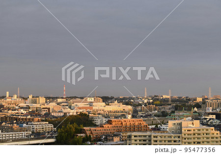 日本の横浜都市景観　朝陽を浴びてオレンジ色に染まるたまプラーザ駅方面の街並みを望む。右側に国学院大学 95477356