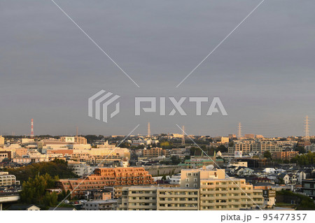 日本の横浜都市景観　朝陽を浴びてオレンジ色に染まるたまプラーザ駅方面の街並みを望む。右側に国学院大学 95477357