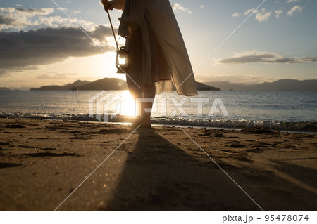 海辺で佇む女性の写真 海辺で佇む女性の写真 95478074