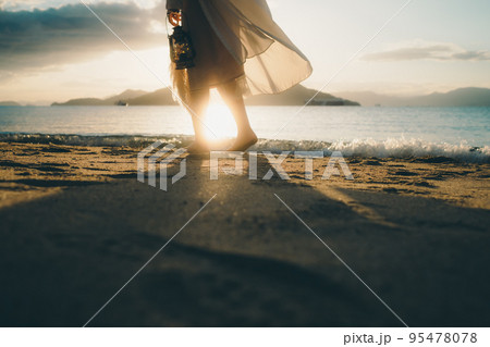 海辺で佇む女性の写真 海辺で佇む女性の写真 95478078