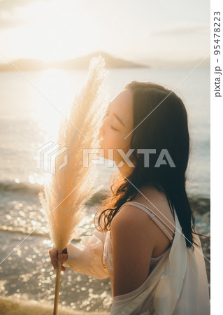 海辺で佇む女性の写真 海辺で佇む女性の写真 95478223