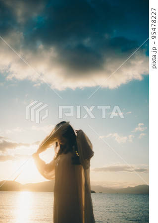 海辺で佇む女性の写真 95478227