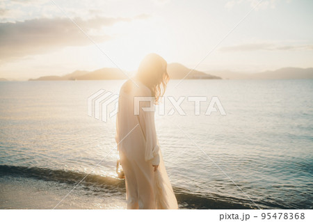 海辺で佇む女性の写真 95478368