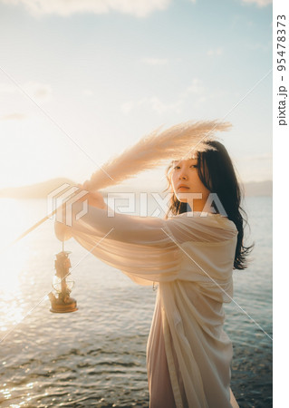 海辺で佇む女性の写真 95478373