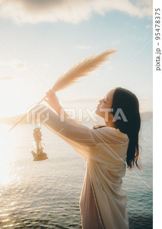 海辺で佇む女性の写真 海辺で佇む女性の写真 95478375