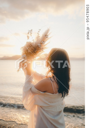 海辺で佇む女性の写真 海辺で佇む女性の写真 95478903