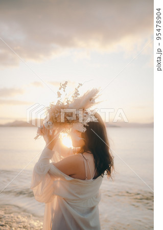 海辺で佇む女性の写真 海辺で佇む女性の写真 95478904