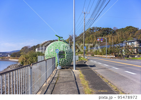 [九州・諫早] 国道207と有明海の間にあるメロン形の平原バス停のシェルター。 95478972