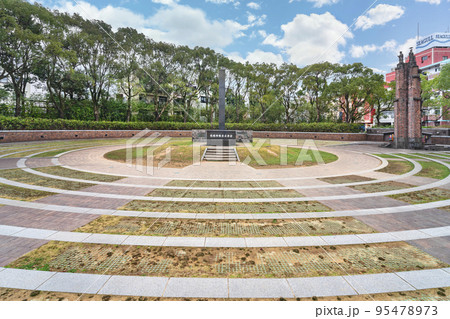 [九州・長崎] 爆心地公園の原子爆弾落下中心地碑と浦上天主堂の遺壁。 95478973