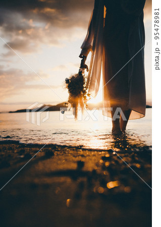 海辺で佇む女性の写真 海辺で佇む女性の写真 95478981