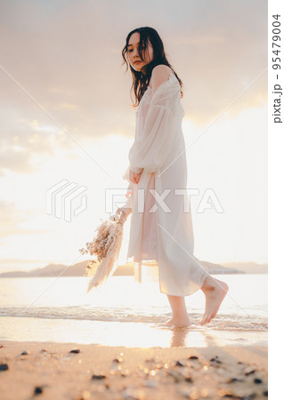 海辺で佇む女性の写真 95479004