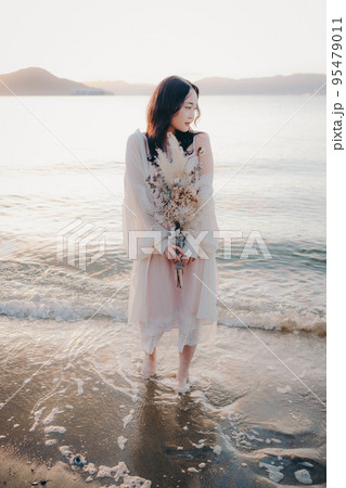 海辺で佇む女性の写真 海辺で佇む女性の写真 95479011