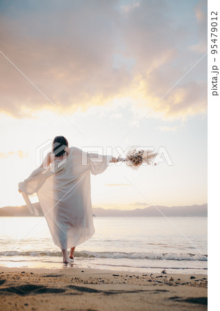 海辺で佇む女性の写真 海辺で佇む女性の写真 95479012