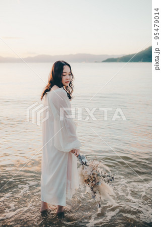 海辺で佇む女性の写真の写真素材 [95479014] - PIXTA
