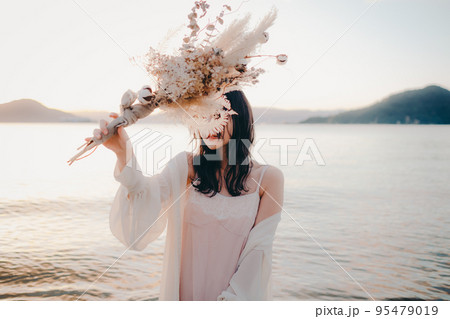 海辺で佇む女性の写真 海辺で佇む女性の写真 95479019