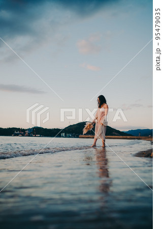 海辺で佇む女性の写真 海辺で佇む女性の写真 95479035