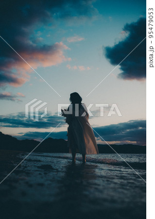 海辺で佇む女性のシルエット写真 海辺で佇む女性のシルエット写真 95479053