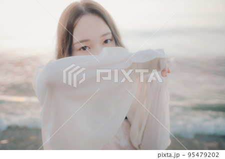 海辺で佇む女性の写真 95479202