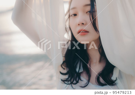 海辺で佇む女性の写真 95479213