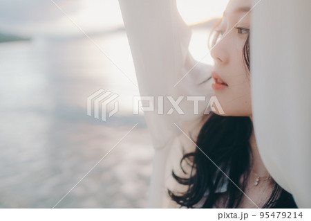 海辺で佇む女性の写真 海辺で佇む女性の写真 95479214