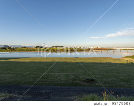 秋晴れの河川敷公園と大和川 95479608