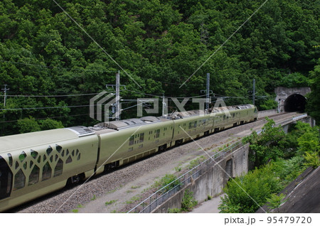 篠ノ井線 明科付近 四季島E001形中間車 1 篠ノ井線 明科付近 四季島E001形中間車 1 95479720