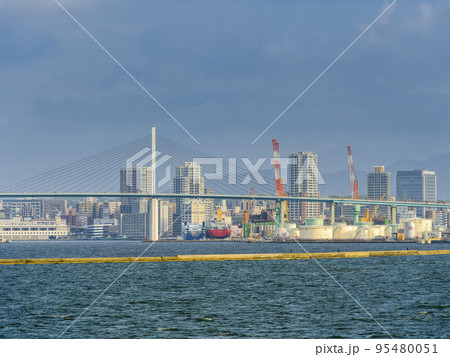 博多港 沖合からの眺め・荒津大橋 / Fukuoka, Japan 95480051