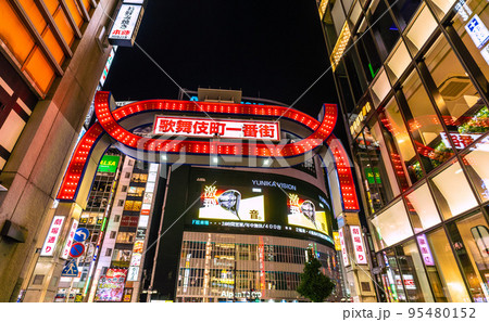 日本の東京都市景観 外国人続々…水際対策が大幅緩和…歌舞伎町（はコロナ禍前の賑わい）＝10月20日 95480152