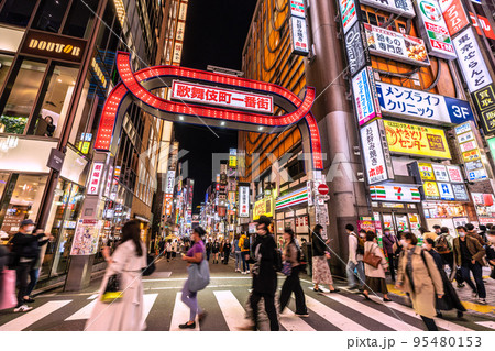 日本の東京都市景観 外国人続々…水際対策が大幅緩和...歌舞伎町はコロナ禍前の賑わい＝10月20日 95480153