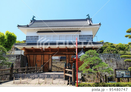 春の御楼門の風景 95480747
