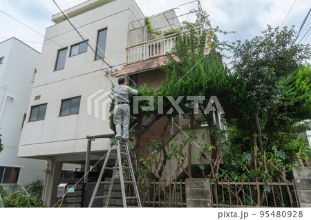 伐採作業をしている3階建ての家の外観 95480928