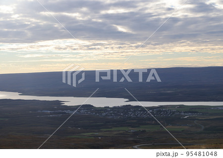 【アイスランド】国道92号線からエイイルススタジルを望む 95481048