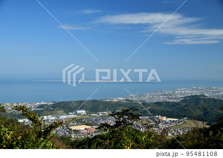 俎石山に向かう途中の展望地から大阪湾・関西新空港・桃の木台を望む 【大阪府阪南市】 俎石山に向かう途中の展望地から大阪湾・関西新空港・桃の木台を望む 【大阪府阪南市】 95481108