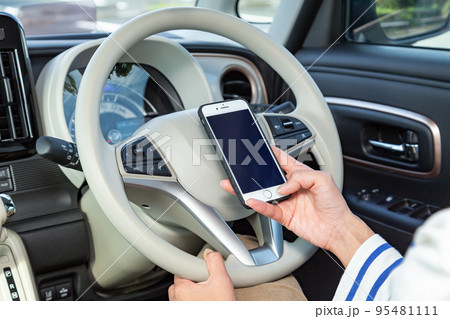 運転中にスマホを操作する女性 95481111