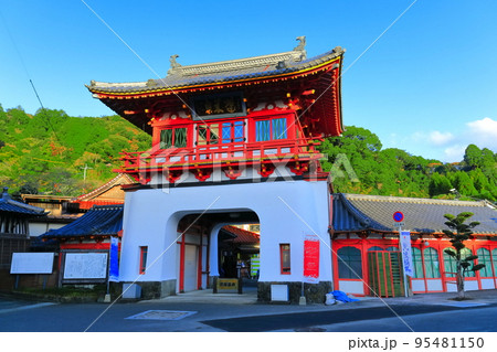 【佐賀県】晴天の武雄温泉楼門 95481150