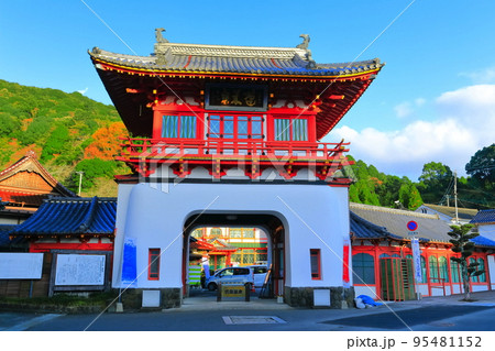 【佐賀県】晴天の武雄温泉楼門 95481152