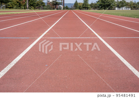 陸上競技場の風景　トラック　福島県福島市 95481491