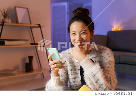 自宅でリラックスをする女性 95481551