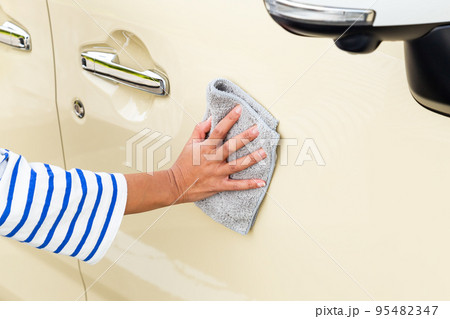 洗車する女性 95482347