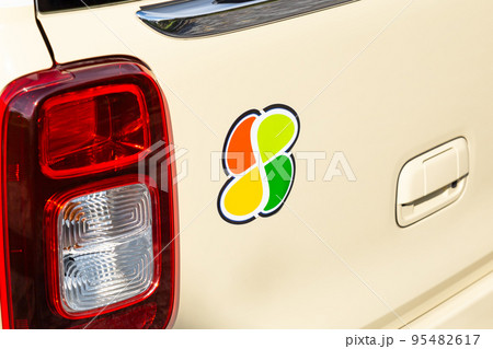車に貼られた四つ葉マーク 95482617