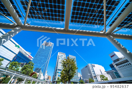 日本の川崎都市景観 川崎駅前のソーラパネル 日本の川崎都市景観 川崎駅前のソーラパネル 95482637